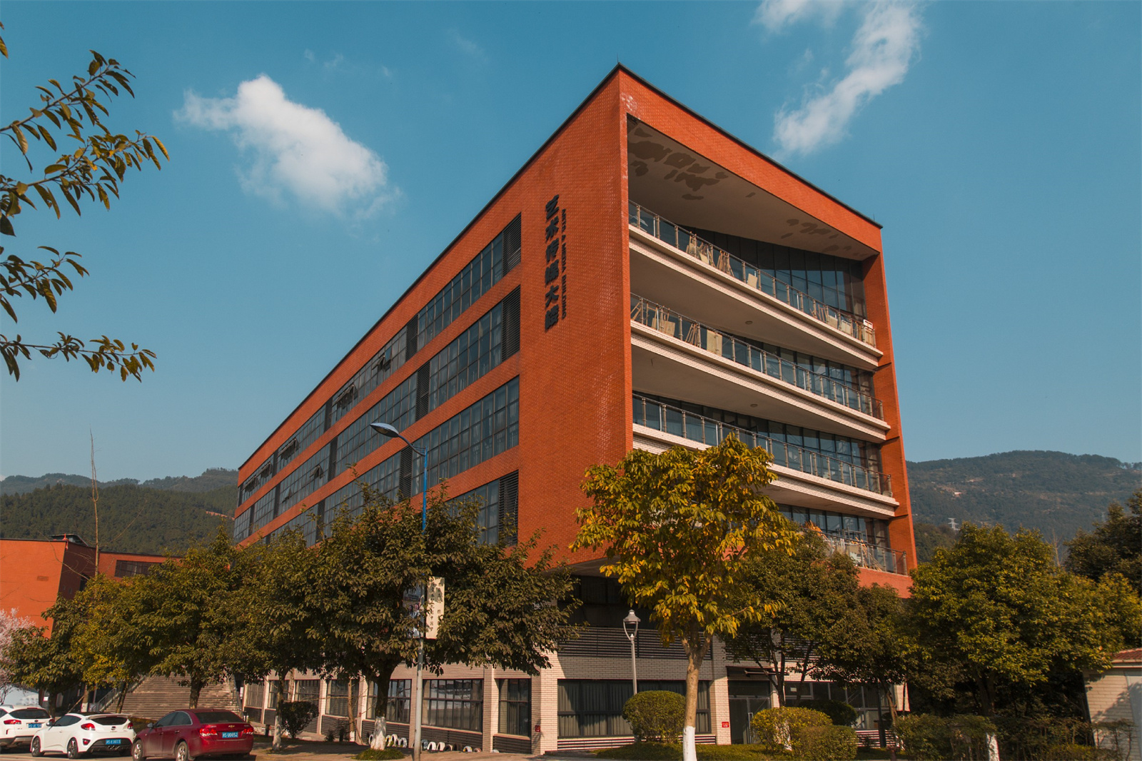 长沙博雅卫生中等专业学校是公办吗？（学费标准怎样）？