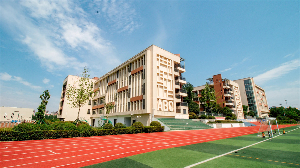 桑植县职业中等专业学校课程设置和学校设备如何？