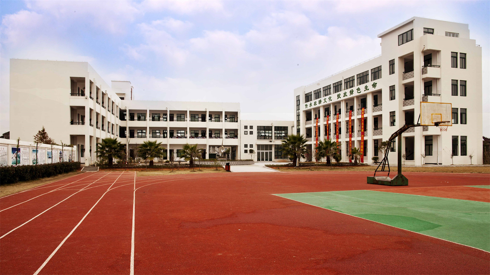 长沙市明达中学和长大附中哪个好？（长沙复读有几所公办的学校？）