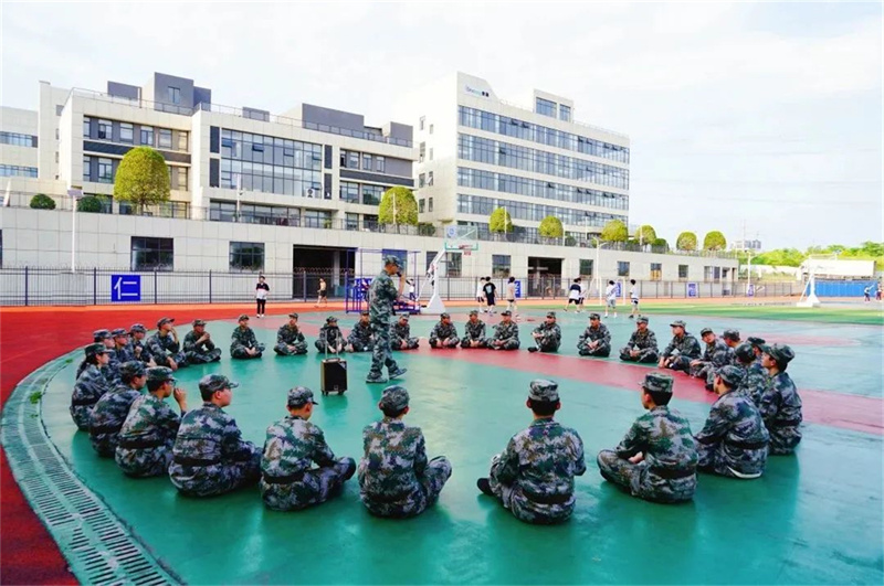 长沙市湘军高级中学作为湖南省的高中中学，在教学质量、师资力量、师生关系等方面一直受到高度评价。但是，复读是否值得选择，还需要结合个人情况来看。